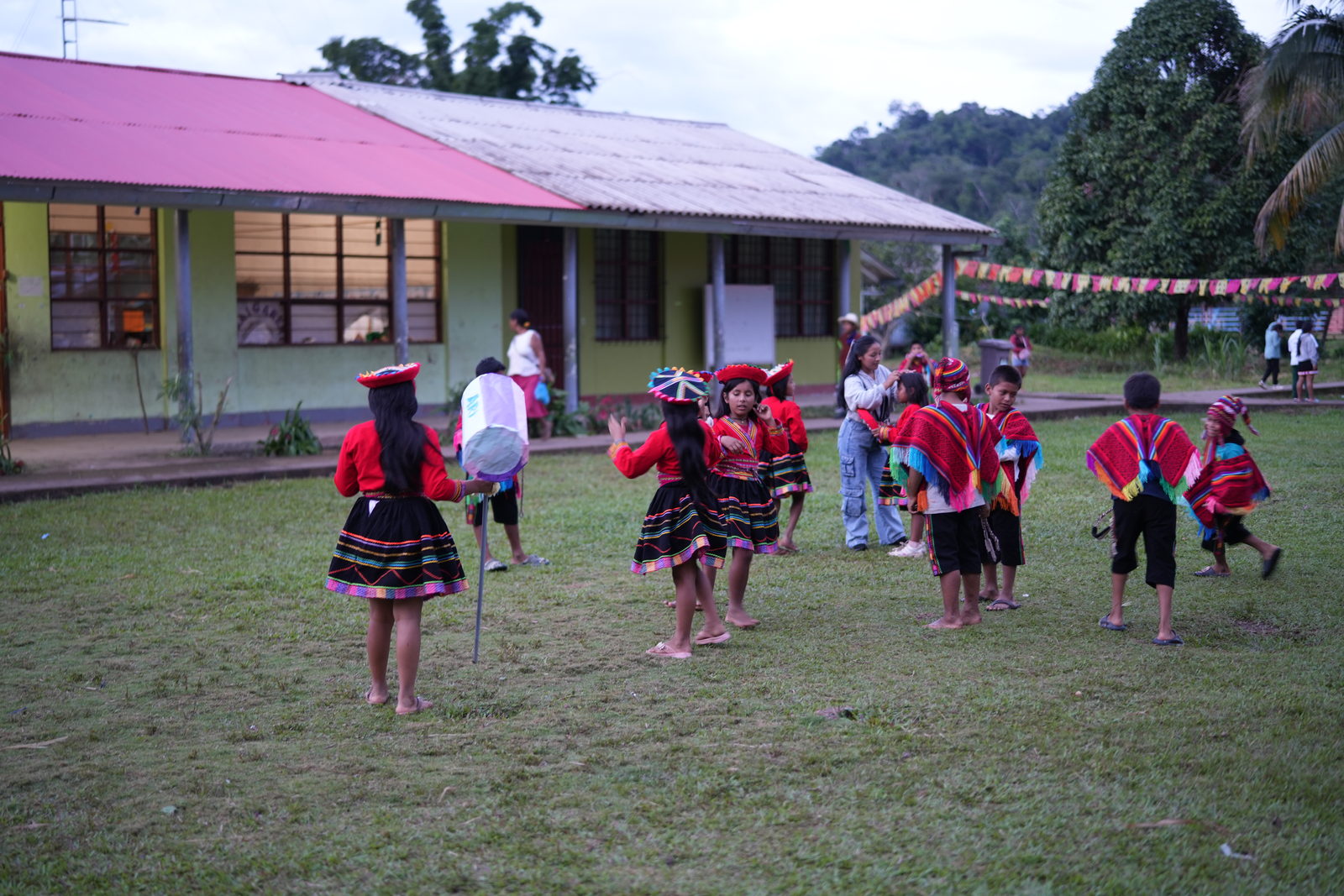 Niños con trajes típicos en el patio de la escuela de Ticumpinía, al atardecer.